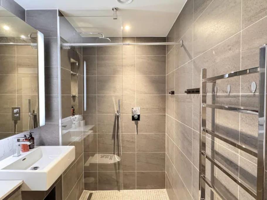 Charming & Relaxing 3 BR Apartment - Walk to Tube Apartment in London