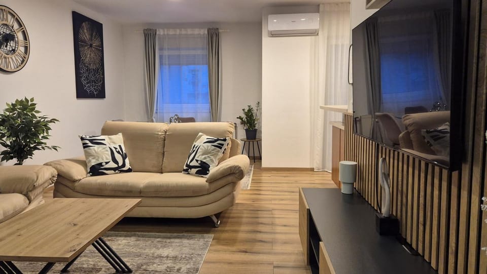 Communal lounge/ TV room, TV and multimedia, Living room, Seating area, air conditioner