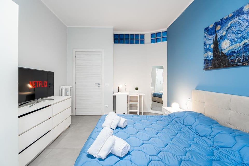 Bed, TV and multimedia, Photo of the whole room, Bedroom, towels