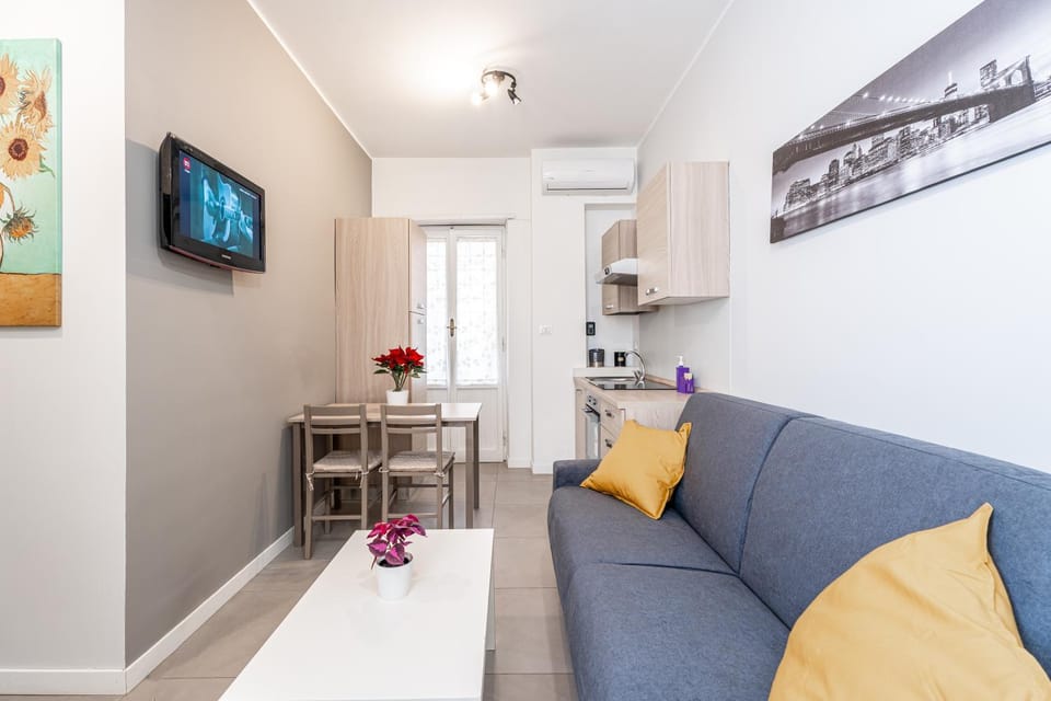 TV and multimedia, Kitchen or kitchenette, Living room, Seating area, Dining area, air conditioner