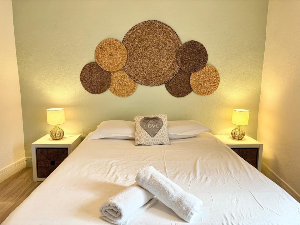 Bed, Bedroom, towels