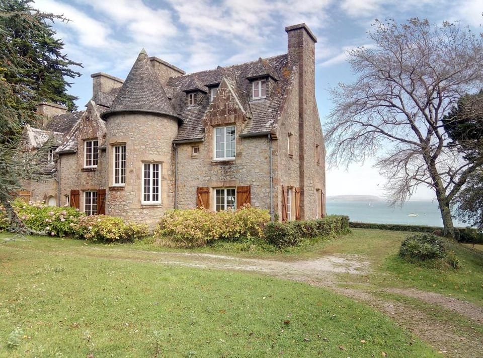 Property building, Spring, Day, Natural landscape, Garden, Garden view, Landmark view