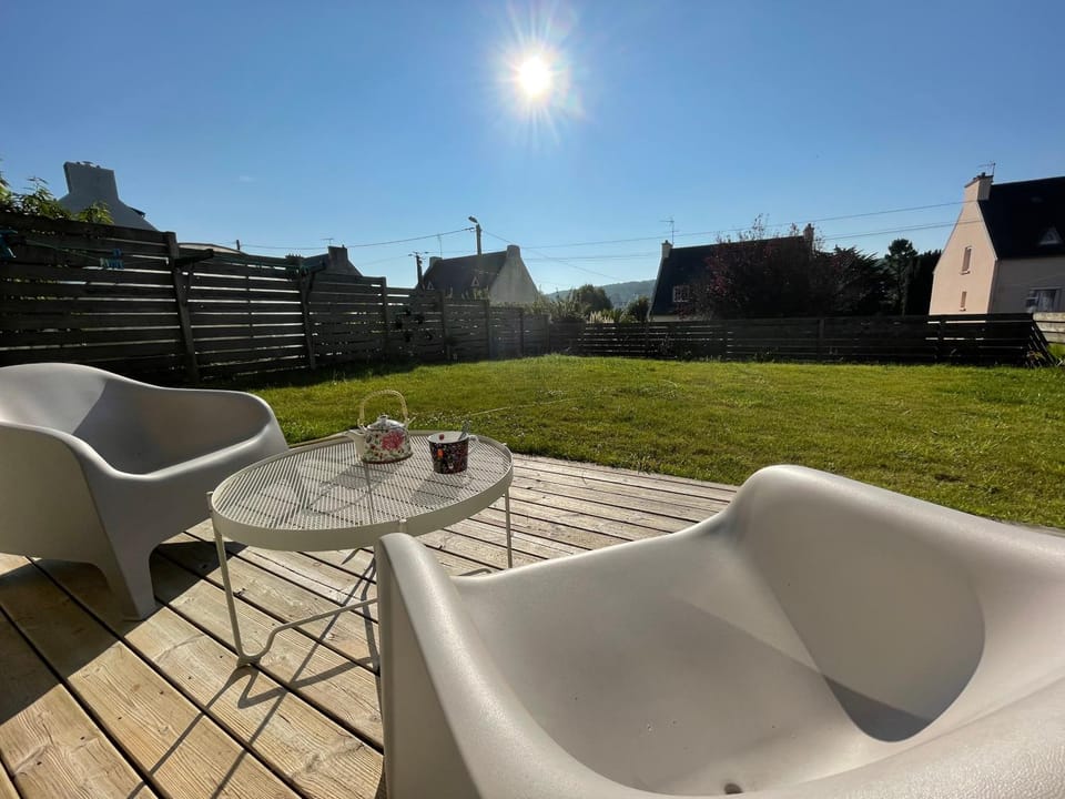 Property building, Patio, Day, Natural landscape, Garden, Balcony/Terrace, Dining area, Garden view, sunbed