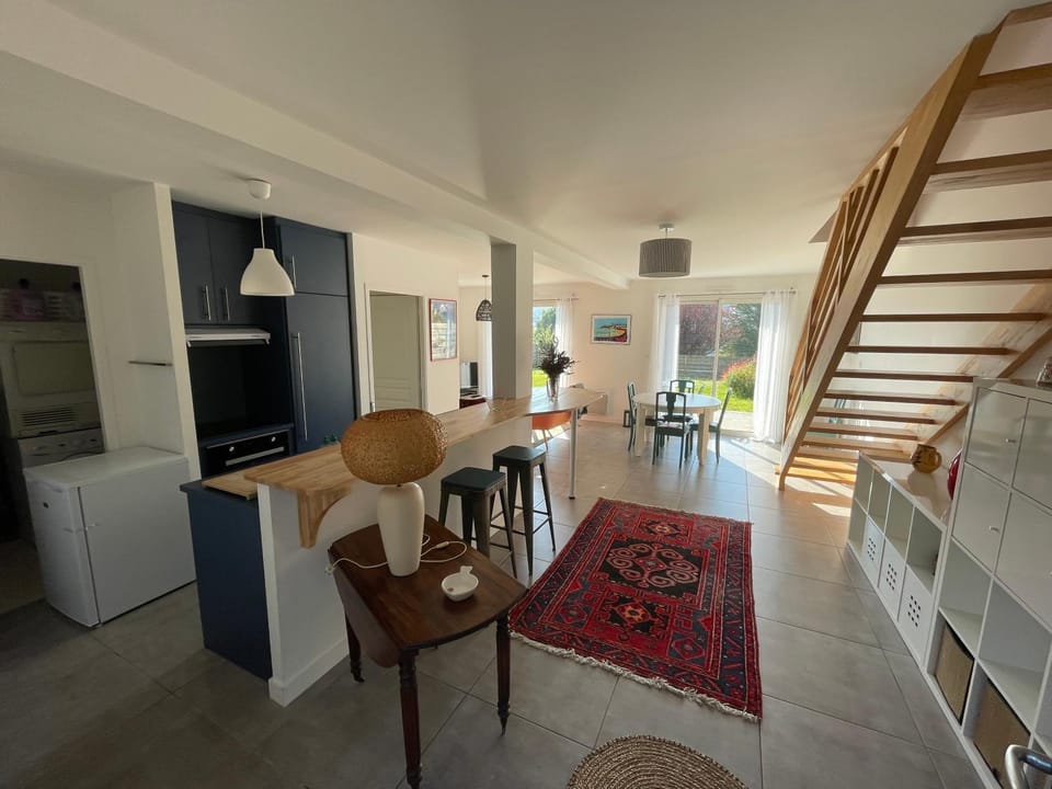 TV and multimedia, Coffee/tea facilities, Kitchen or kitchenette, Dining area, dishwasher, microwave, stove, washing machine, dryer