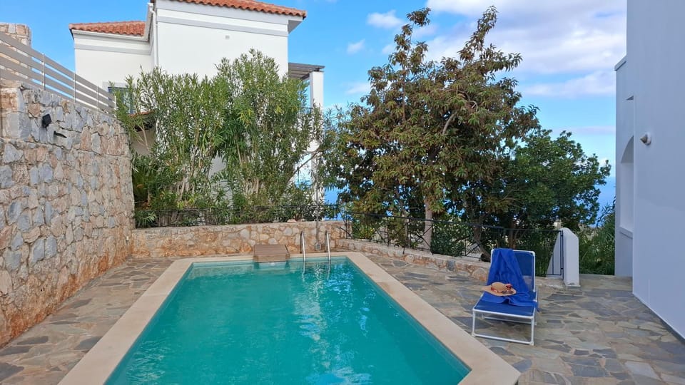 Patio, Pool view, Swimming pool, sunbed