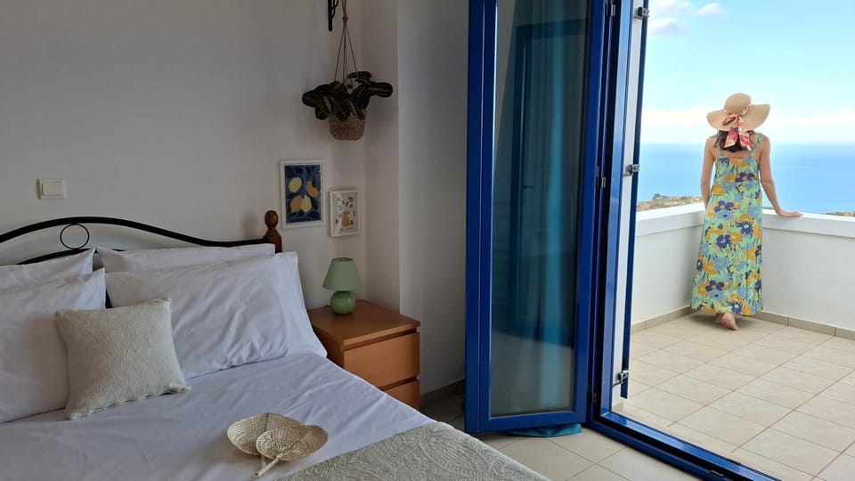 Bed, Natural landscape, View (from property/room), Balcony/Terrace, Bedroom, Sea view