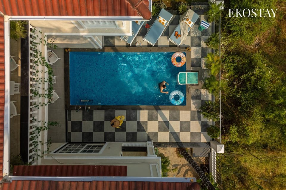 Property building, Day, Evening entertainment, Pool view, Swimming pool, sunbed