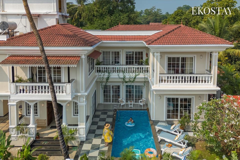 Property building, Patio, Day, Garden, View (from property/room), Balcony/Terrace, Garden view, Pool view, Swimming pool, sunbed