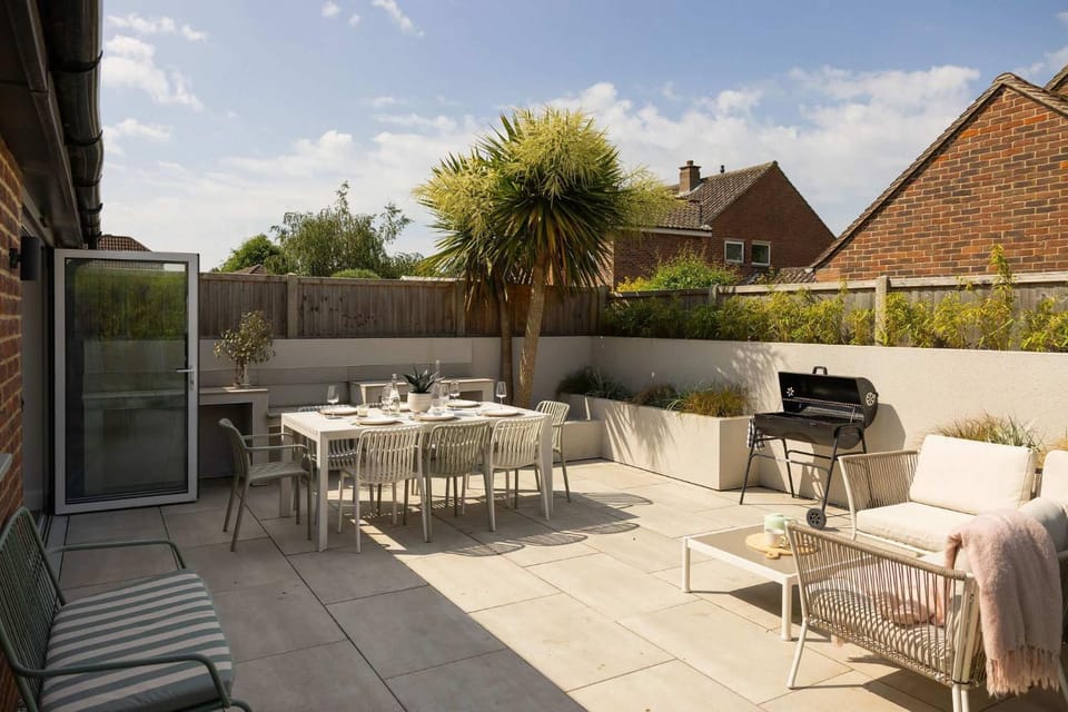 Chic 4-Bed Coastal Retreat in Heart of Bosham House in Bosham