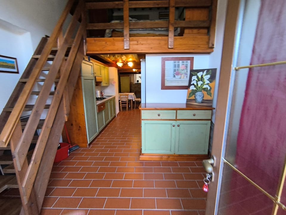 23 Mountain Views & Poolside Bliss Wi-Fi and Parking Free! Apartment in Tuscany