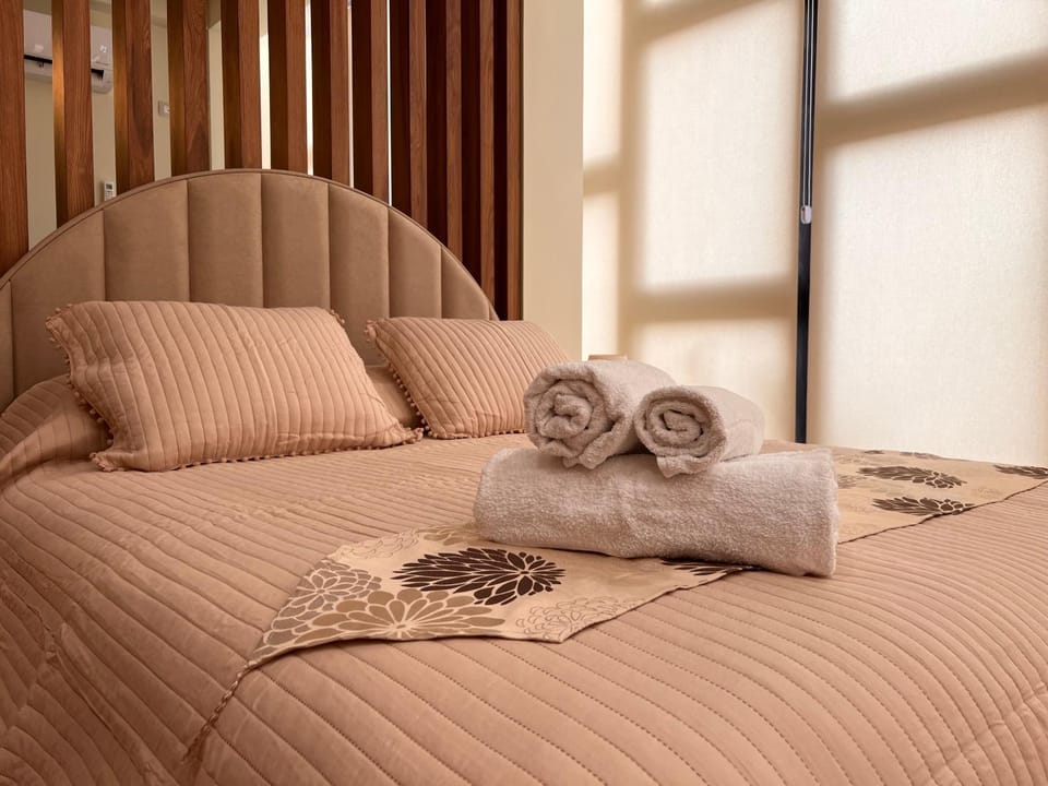 Bed, Bedroom, towels