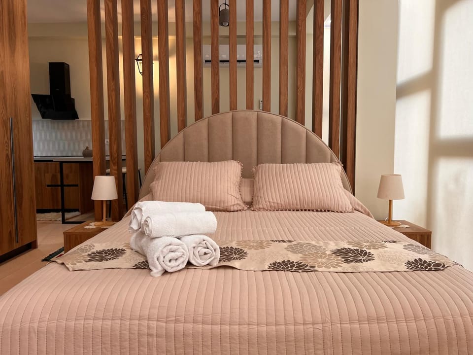 Bed, Bedroom, towels