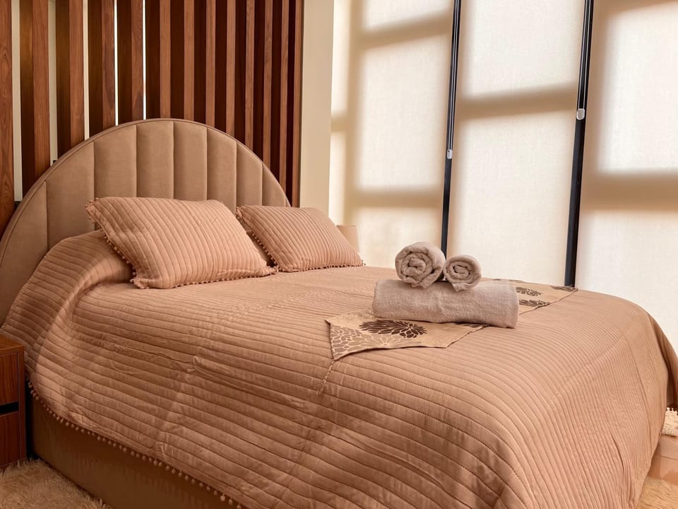 Bed, Bedroom, towels