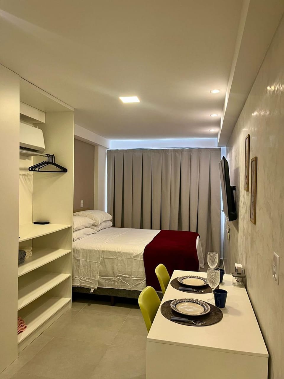 Bed, TV and multimedia, Photo of the whole room, Bedroom