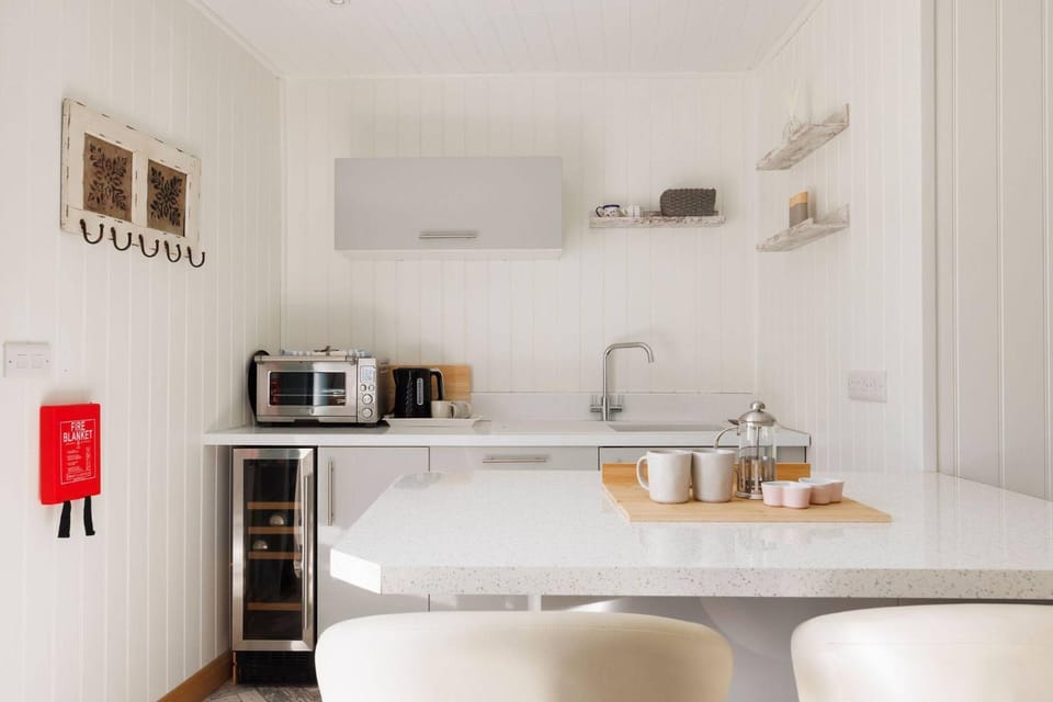 Coffee/tea facilities, Kitchen or kitchenette, oven, stove, toaster