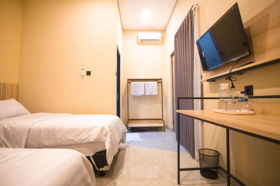 Bed, TV and multimedia, Bedroom