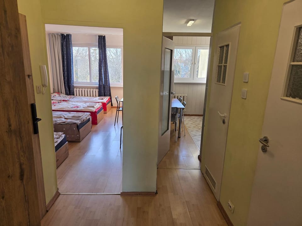 Photo of the whole room, Bedroom, wardrobe