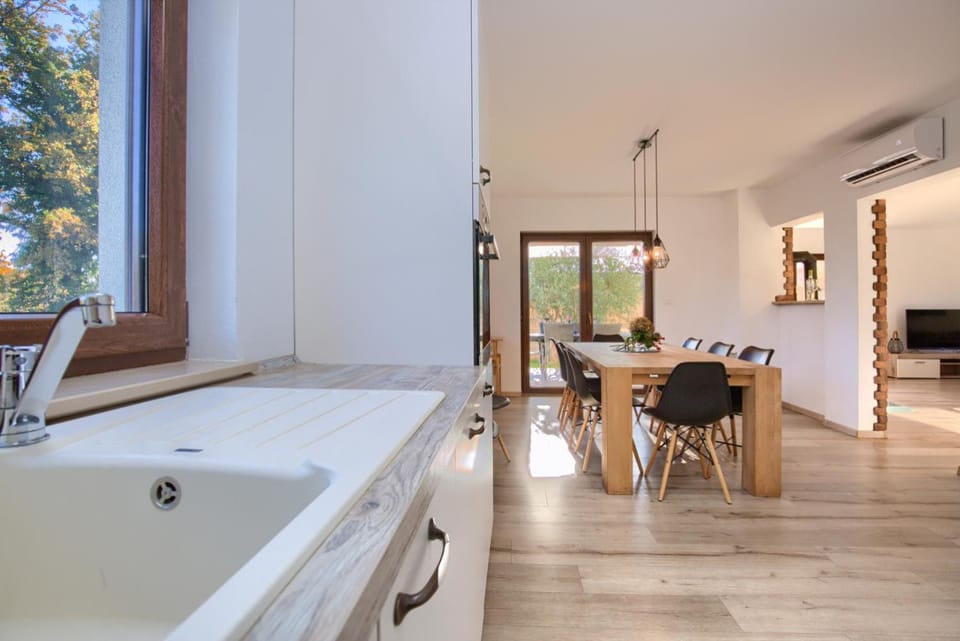 Kitchen or kitchenette, Dining area