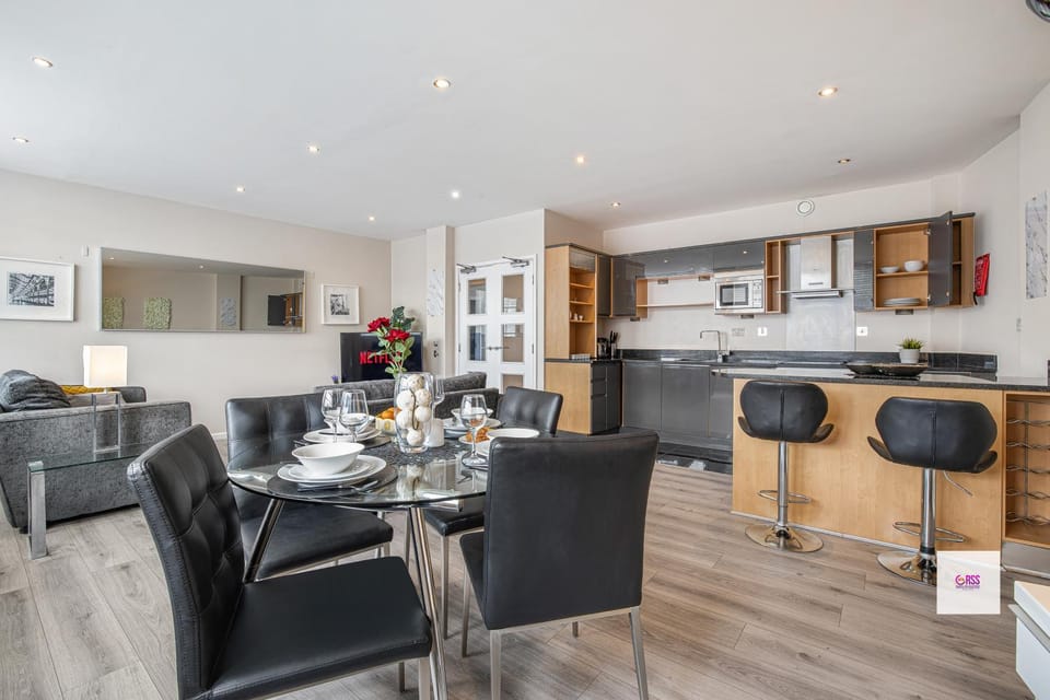 Kitchen or kitchenette, Living room, Seating area, Dining area