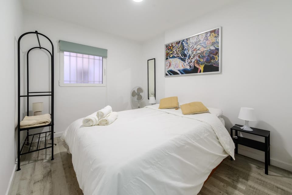 Bed, Photo of the whole room, Bedroom, towels