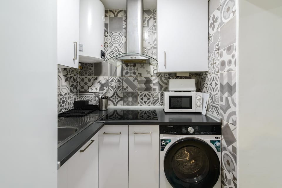 Kitchen or kitchenette, stove, toaster, washing machine