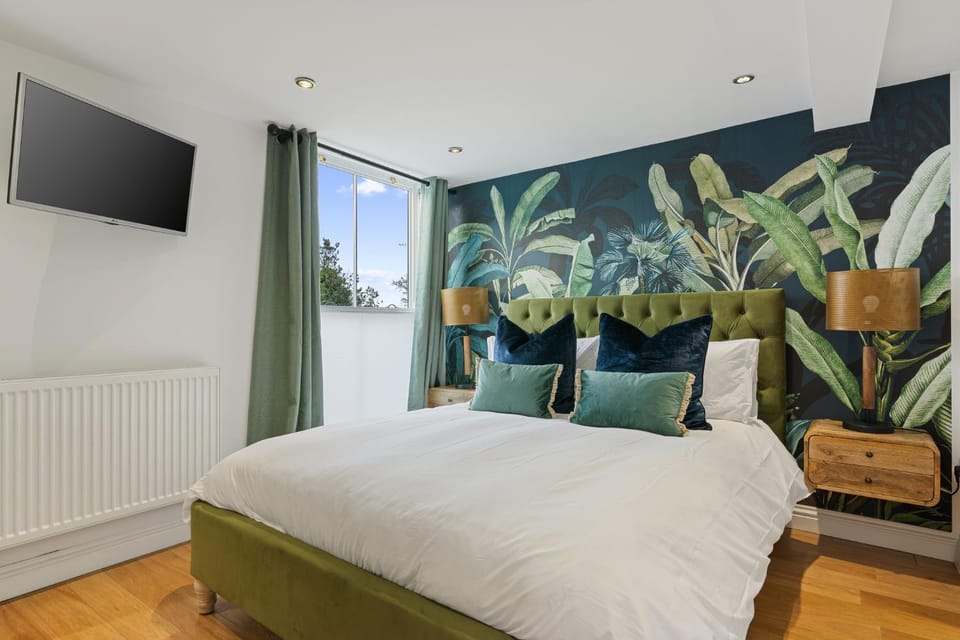 Bed, TV and multimedia, Bedroom