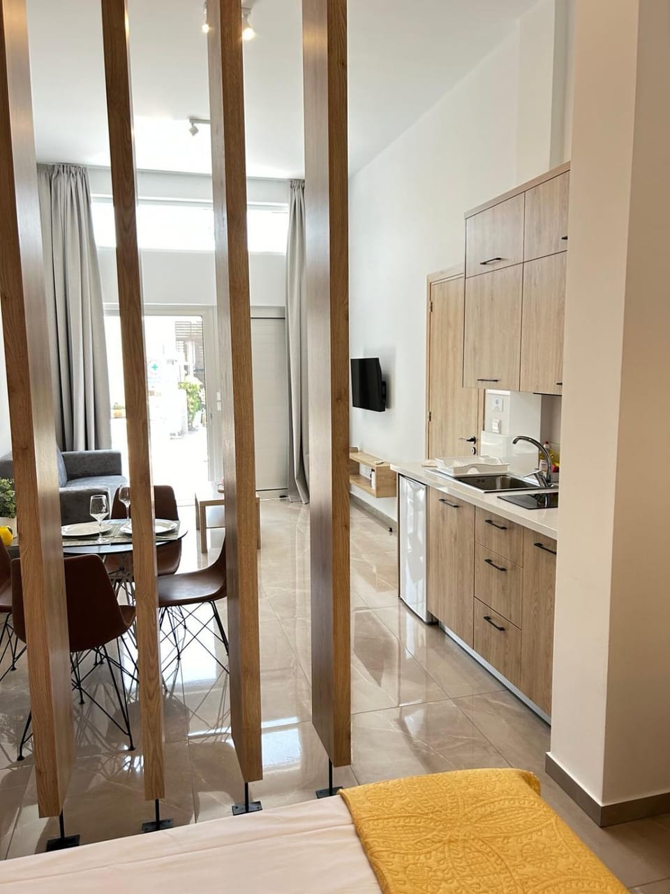 Bed, TV and multimedia, Dining area