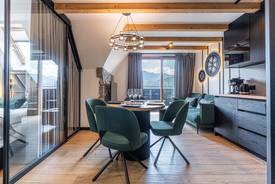 TV and multimedia, Kitchen or kitchenette, Living room, Seating area, Dining area
