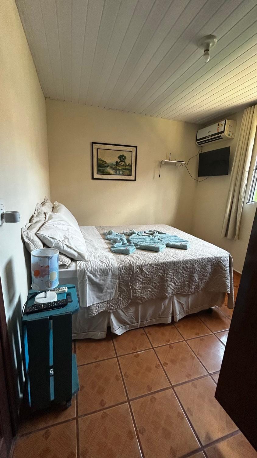 Bed, TV and multimedia, Photo of the whole room, Bedroom, towels