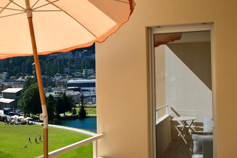 Natural landscape, View (from property/room), View (from property/room), Balcony/Terrace, Seating area, Dining area, Lake view, Lake view, Mountain view, Mountain view