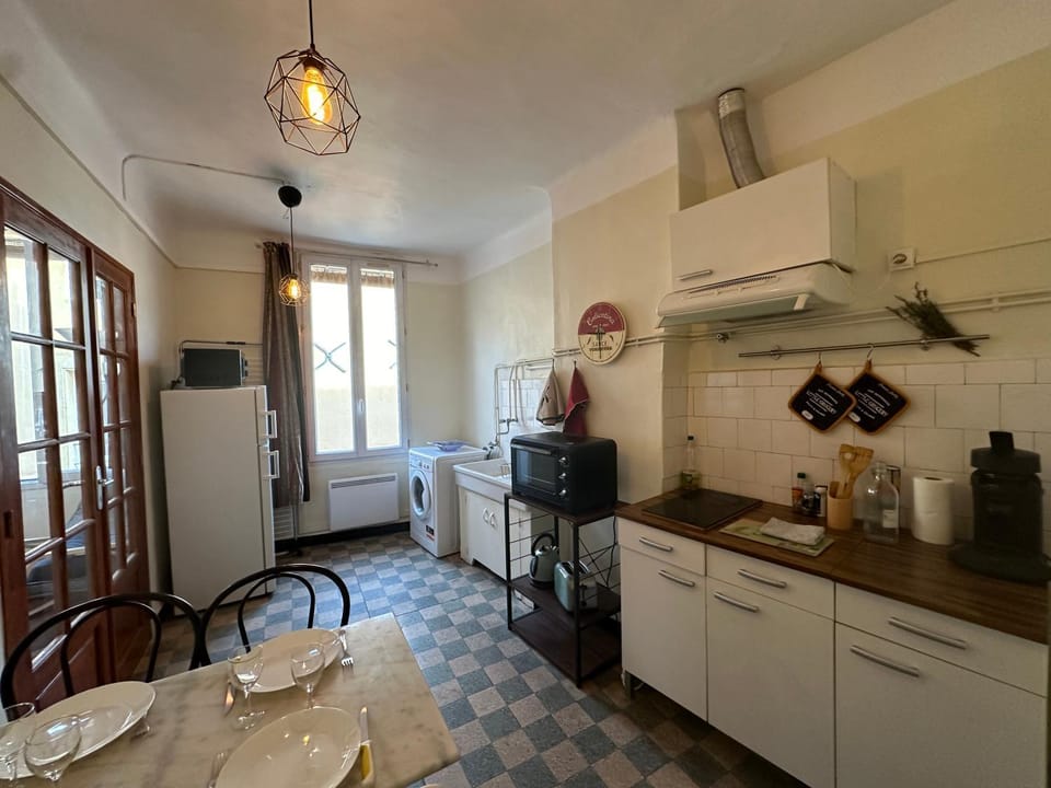 Kitchen or kitchenette, Dining area, oven, stove