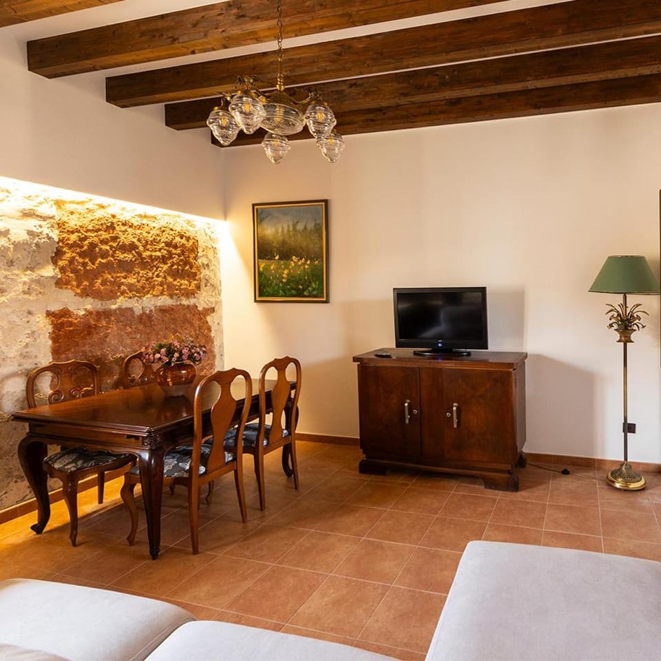 Living room, Photo of the whole room, Seating area, Dining area