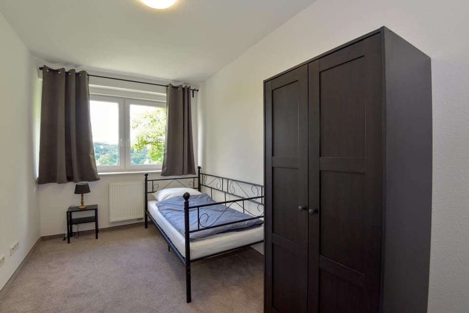 Photo of the whole room, Bedroom, wardrobe