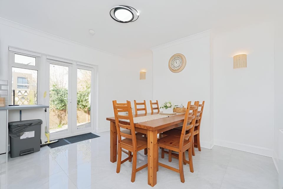 Kitchen or kitchenette, Seating area, Dining area