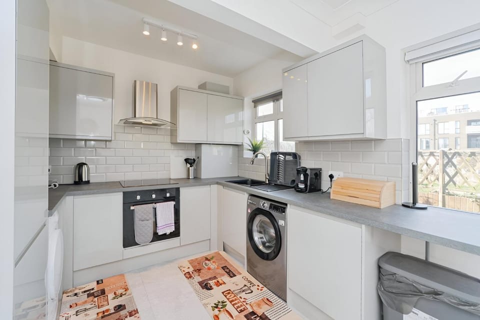 Coffee/tea facilities, Kitchen or kitchenette, oven, stove, toaster, washing machine, dryer