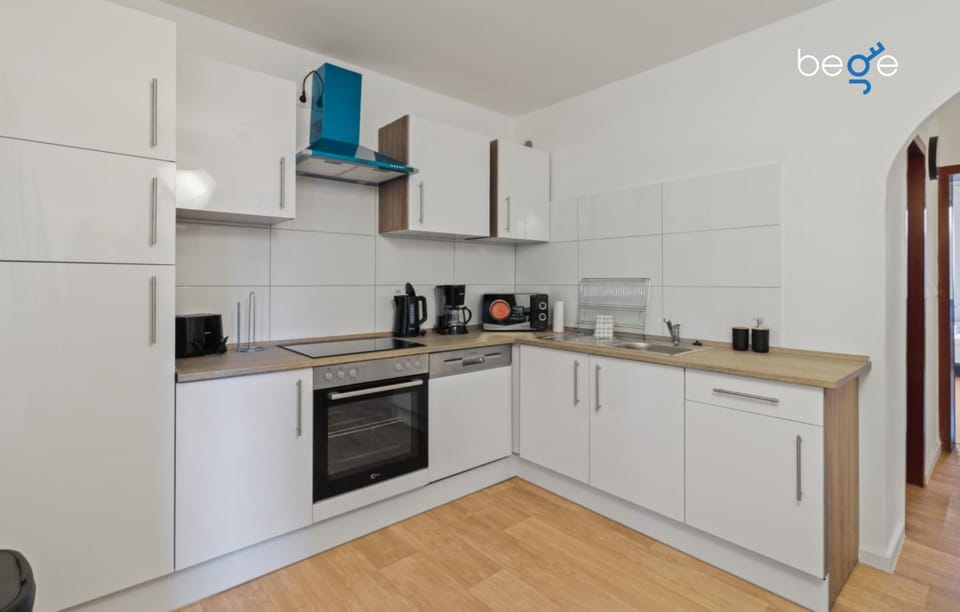 Kitchen or kitchenette, dishwasher, stove