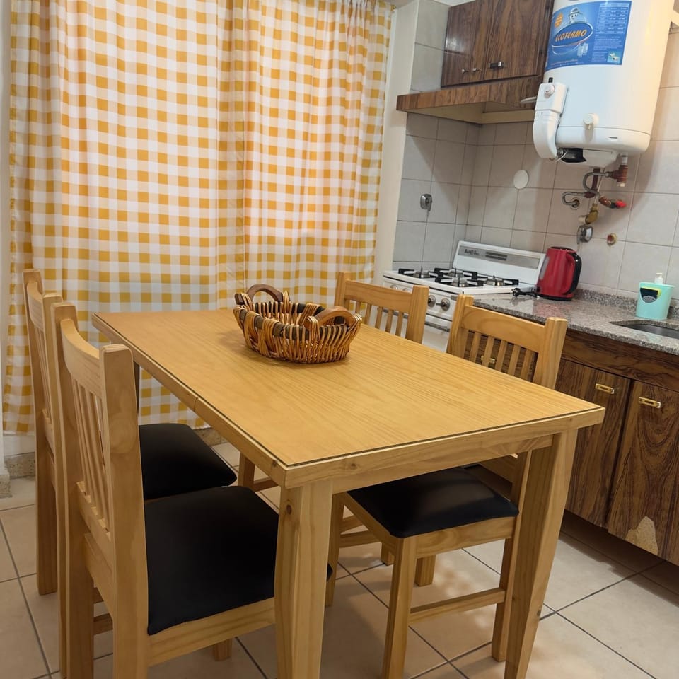 Kitchen or kitchenette, Dining area, minibar