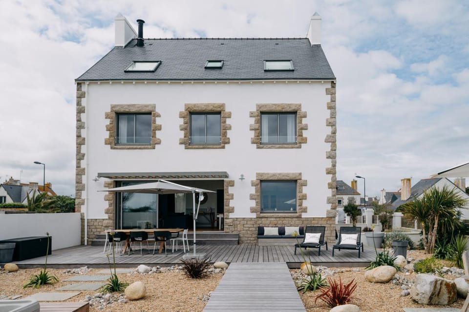 Property building, Balcony/Terrace, Living room