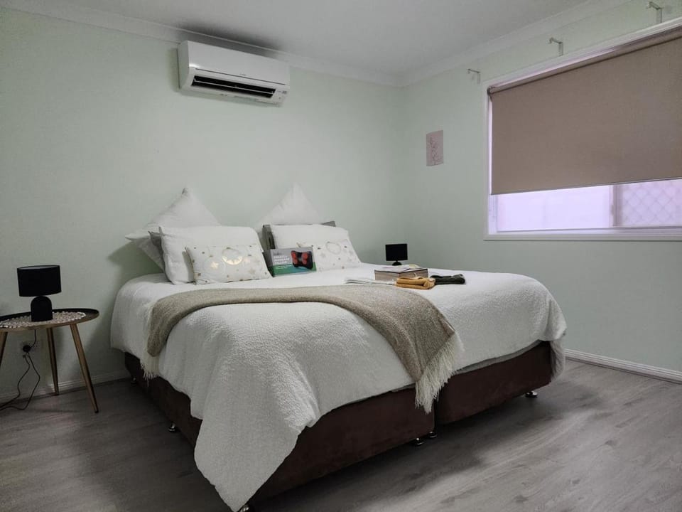 Bedroom, air conditioner