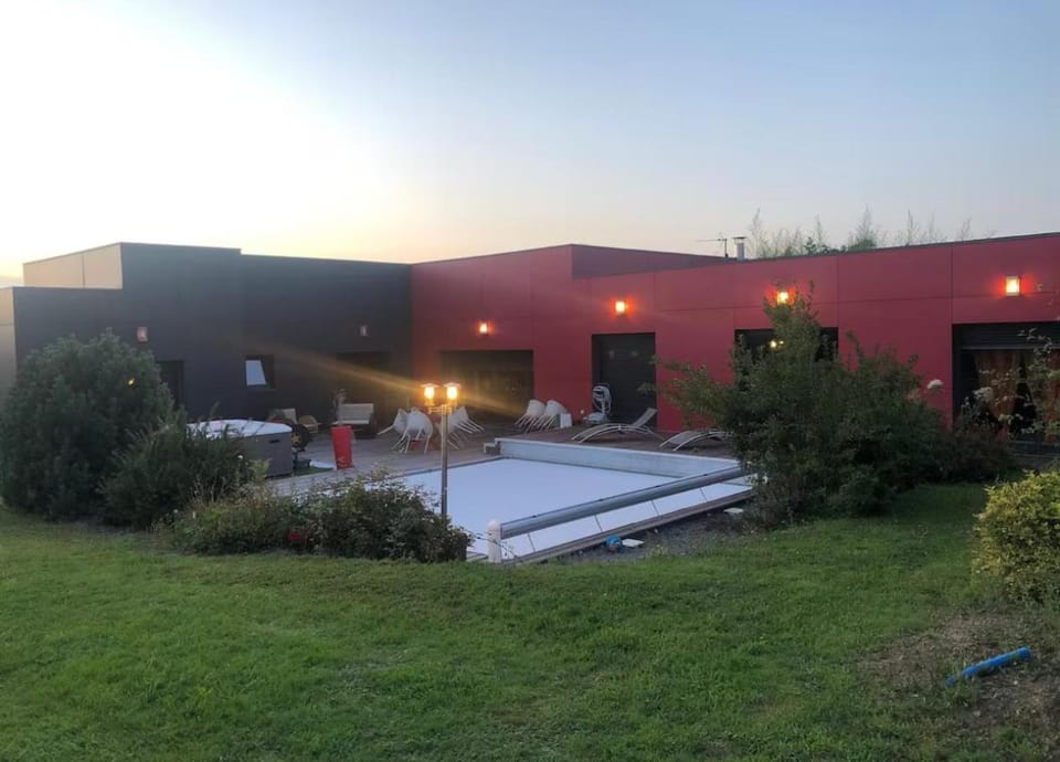 Villa Contemporaine Piscine Jacuzzi House in Auvergne-Rhône-Alpes