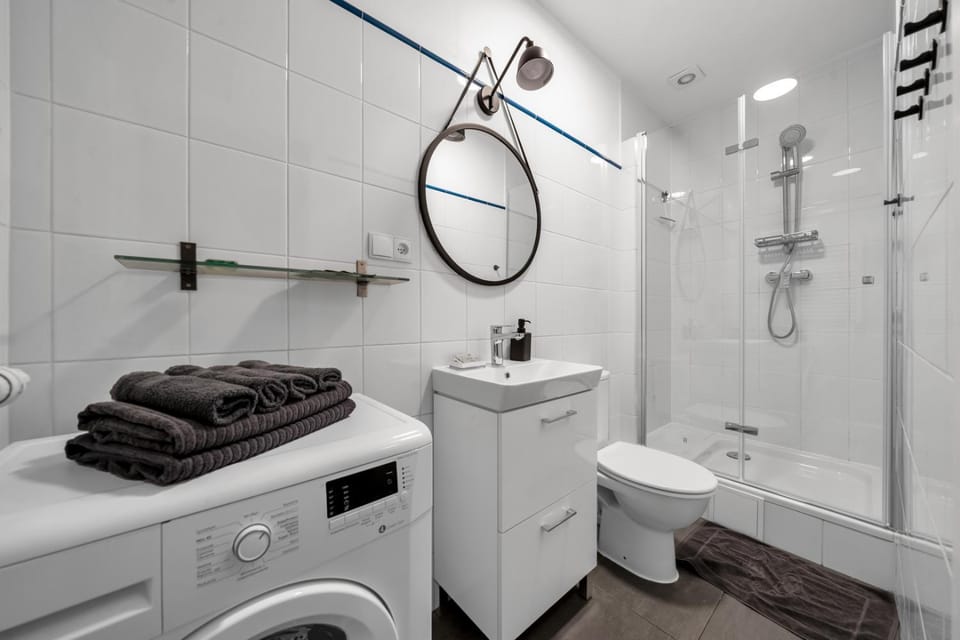 Shower, Toilet, Bathroom, towels, washing machine