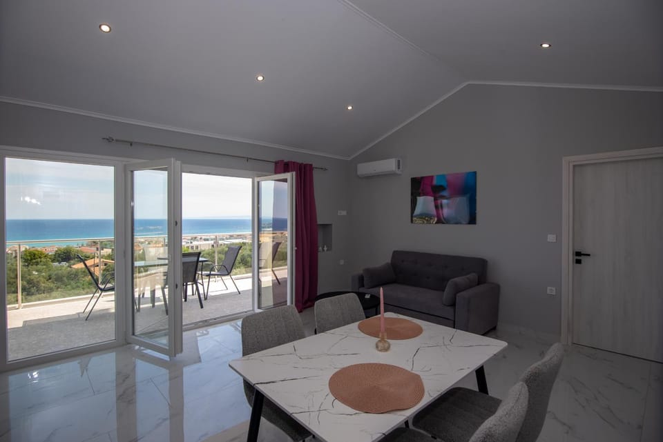 Natural landscape, TV and multimedia, View (from property/room), Balcony/Terrace, Living room, Seating area, Dining area, Sea view