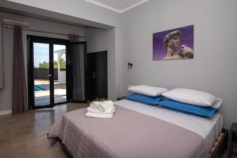 Property building, Bed, Photo of the whole room, Bedroom, Swimming pool, towels