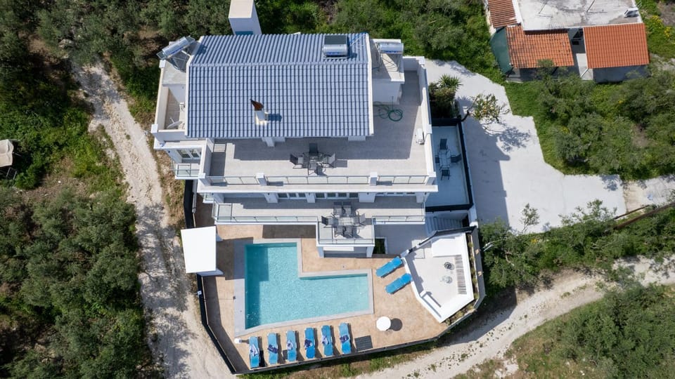 Property building, Day, Bird's eye view, Pool view, Swimming pool