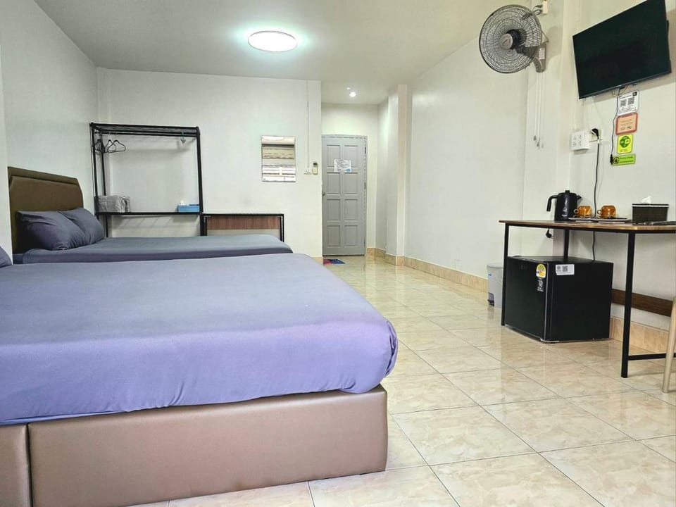 Bed, TV and multimedia, Photo of the whole room, Bedroom