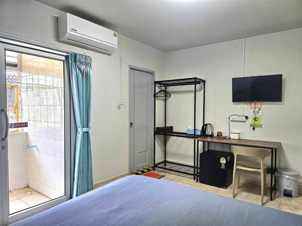 Bed, TV and multimedia, Photo of the whole room, Bedroom, wardrobe, air conditioner