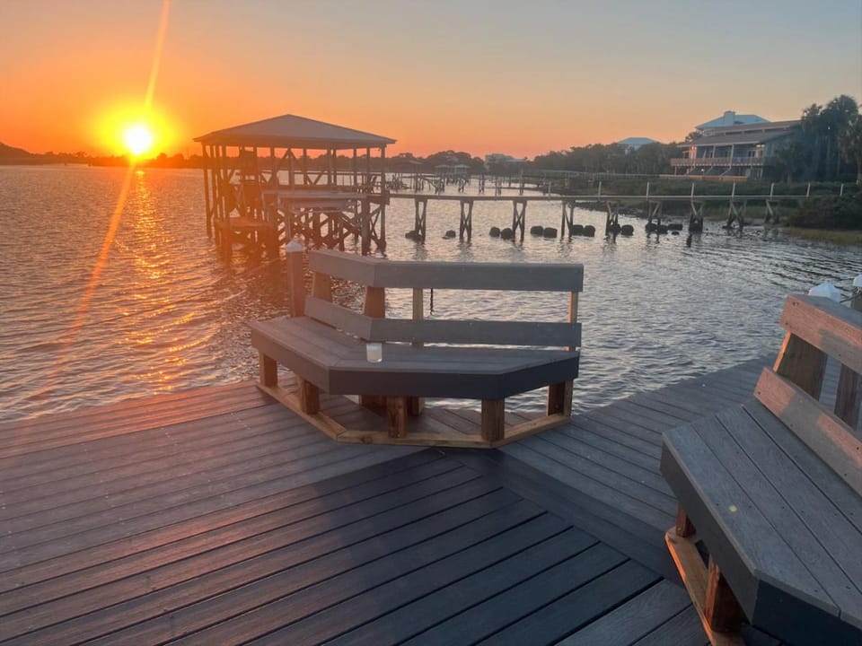 Leaning Oak Bungalow House in Cedar Key