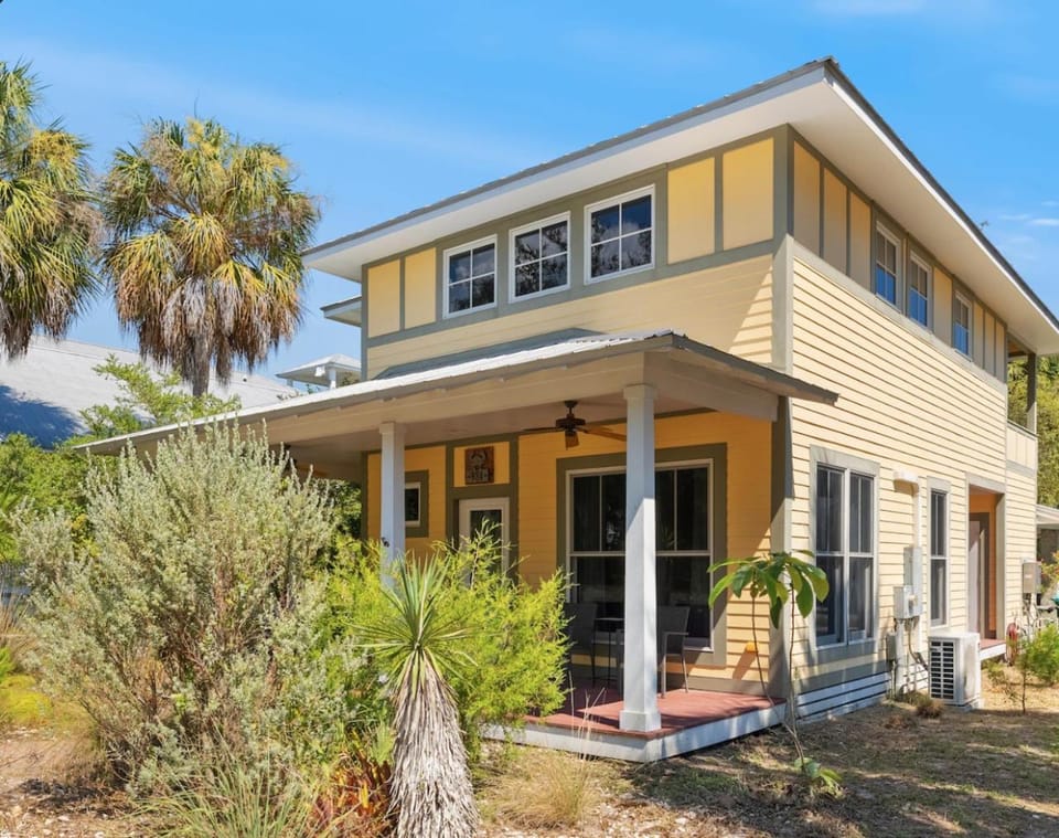 Leaning Oak Bungalow House in Cedar Key