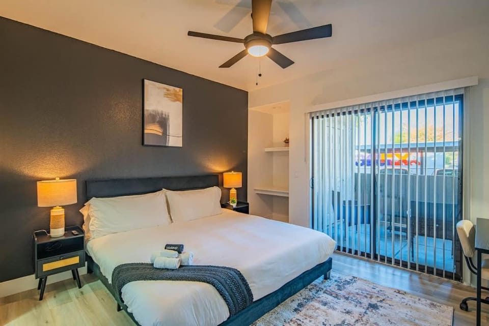 Cozy 1BD KingBed With Pool Hot Tub Gym Parking Apartment in Glendale
