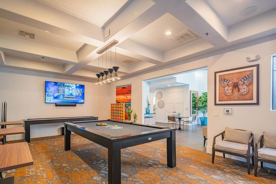 Deluxe 1BD King Bed Pool, Hot Tub, Gym, Parking Apartment in Glendale